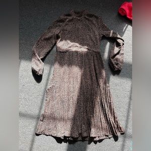 Women’s floral dress size XS. Knee/midi length.